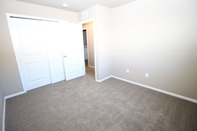 Building Photo - Brand New Townhome