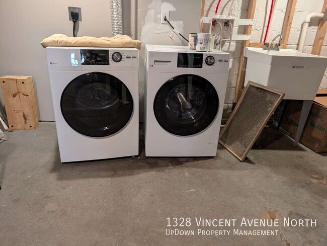 Building Photo - 1328 N Vincent Ave