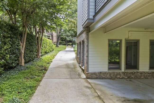Building Photo - 1742 Helen Dr NE