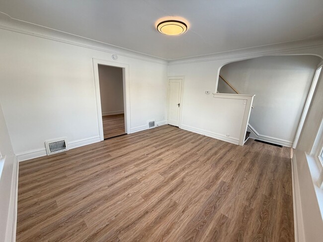 Building Photo - Remodeled 2 Bedroom - AVAILABLE 08/07/2026