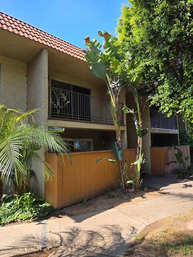 Building Photo - Special!! Newly renovated with new applian...