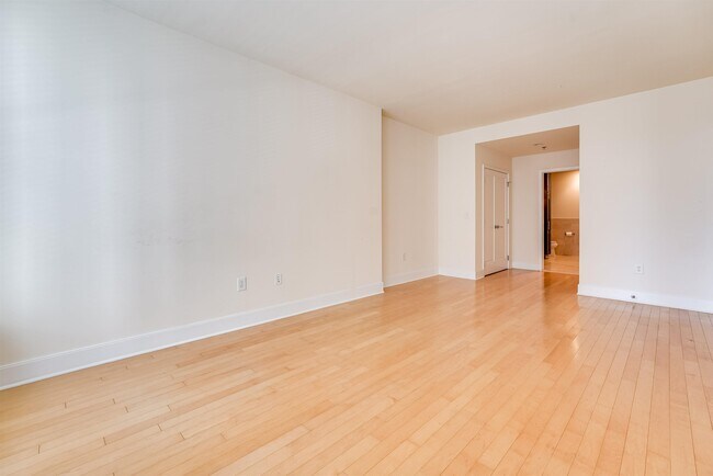 Building Photo - 1125 Maxwell Ln