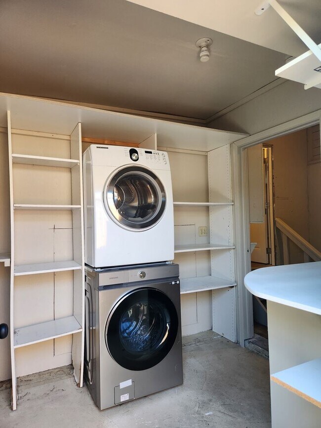 Building Photo - Updated 3 bedroom 2 bathroom single family home within walking distance to the Sonoma Town Square...
