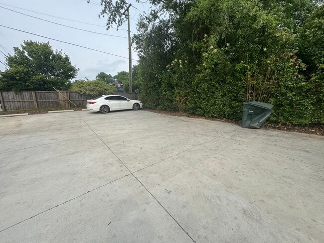 Building Photo - Modern Townhome in Rosewood – Walk to USC,...