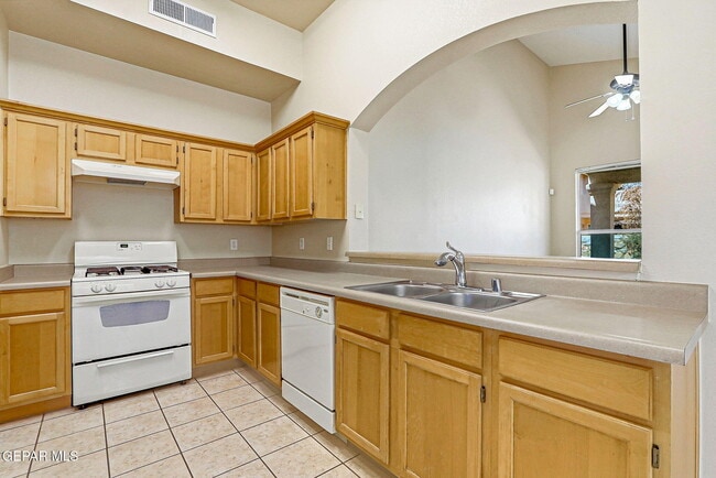 Building Photo - 1445 Paseo De Flor St