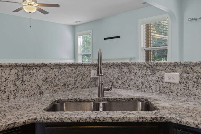 Building Photo - Spacious home in the heart of Sneads Ferry!