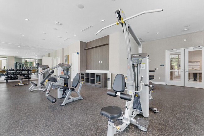 Building Photo - 485 E Royal Palm Rd
