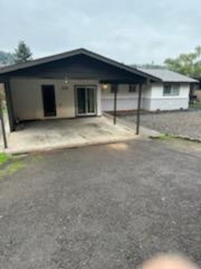 Primary Photo - Great Roseburg location 3-bedroom 1.5 Bath...