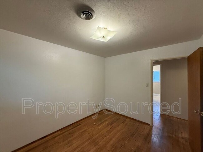 Building Photo - 1537 Maplewood Dr