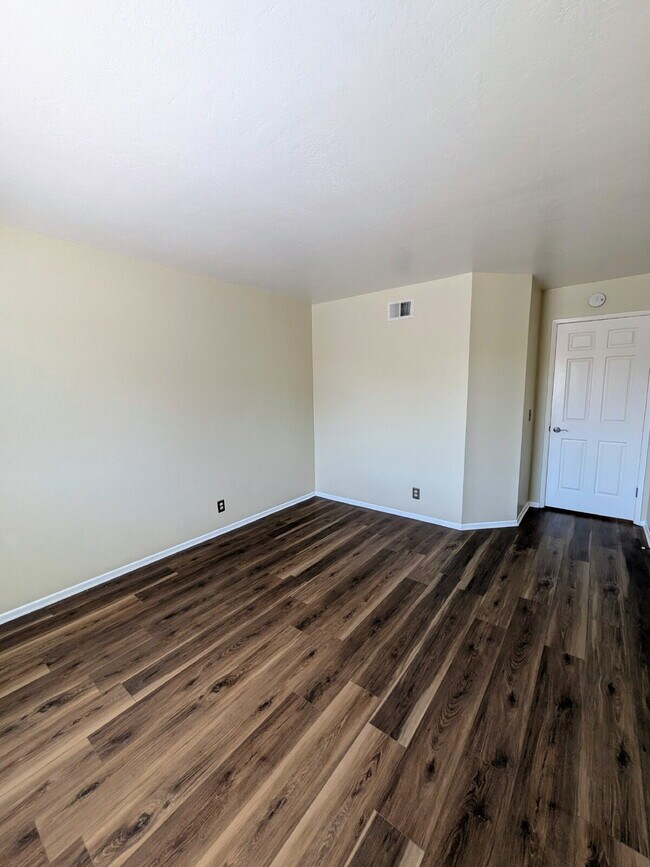 Building Photo - MOVE-IN READY – 1 BEDROOM CONDO IN GATED TUSTIN COMMUNITY (UNIT 70)