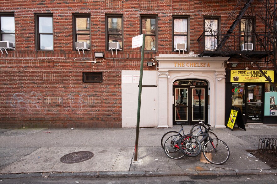 Building Photo - 300 W 21st St