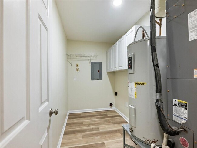 Building Photo - 605 Candler St