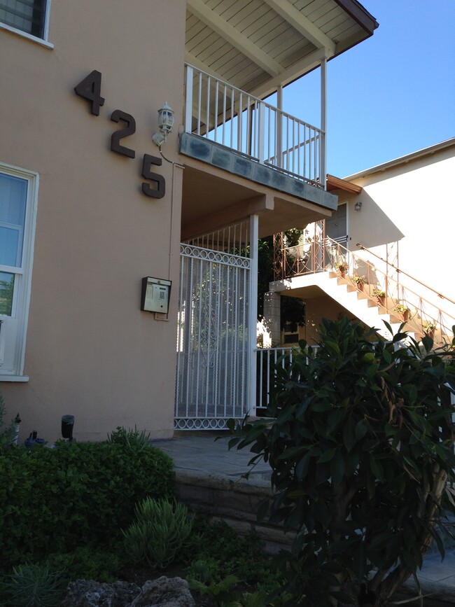 Building Photo - 425 Doheny S Dr