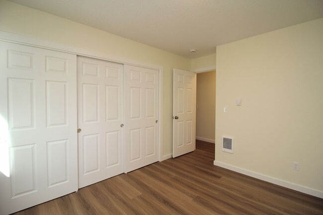 Building Photo - 1865-1865 SE Oak St