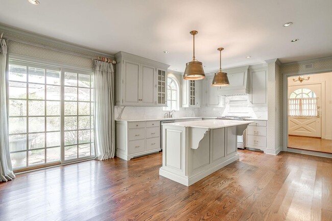 Building Photo - Prime Location- Classic 1936- 3 Bed, 3.5 Bath, Seconds from River Crest Country Club- 76107