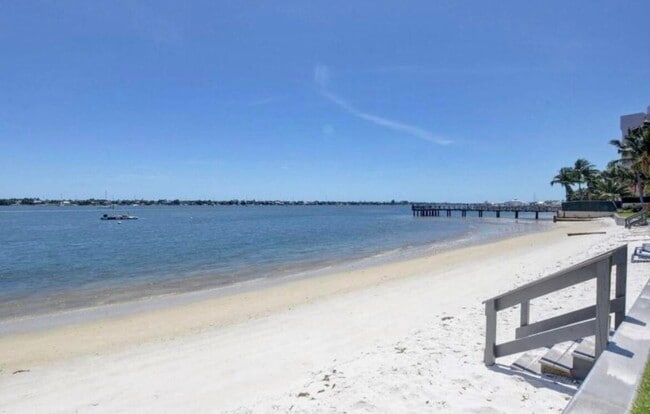 Building Photo - 5600 N Flagler Dr