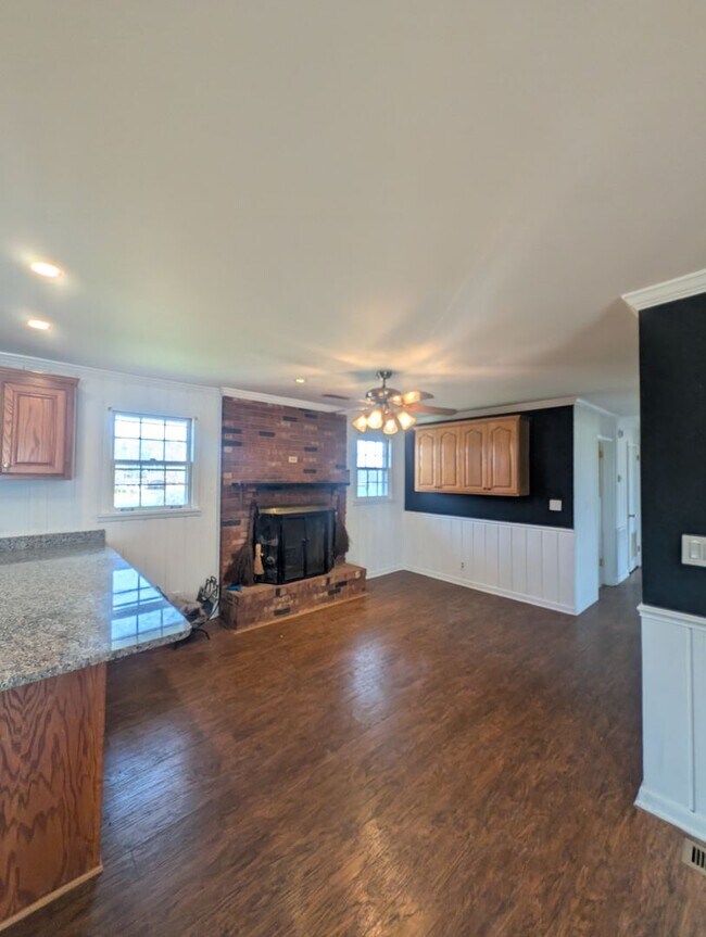 Building Photo - Available Now!!! Charming 3-Bedroom Brick Ranch Close to Nashville!