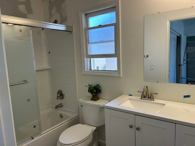 Building Photo - 629 S Glassell St