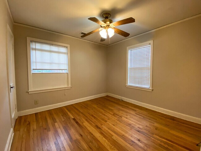 Building Photo - 3 bedroom 1 bath near the university of Memphis