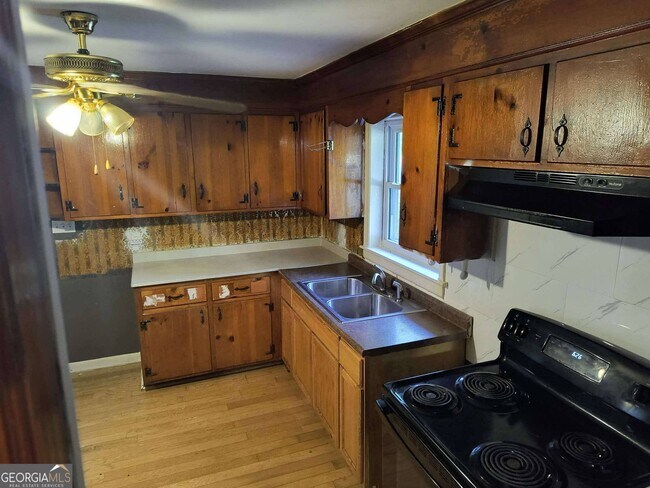 Building Photo - 4748 Sylvan Dr