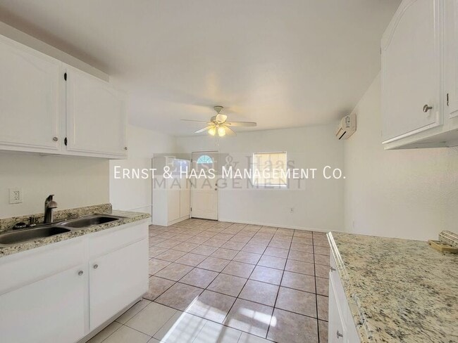 Building Photo - 1039 E Ridgewood St