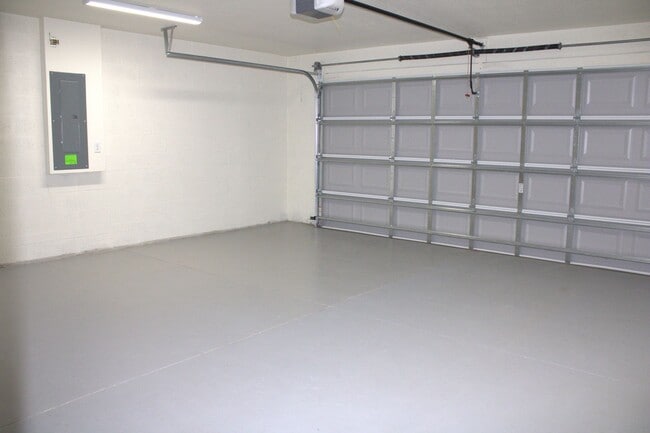 Building Photo - 3/2/2 in Royal Highlands