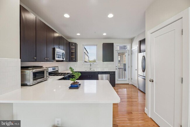 Building Photo - 5627 45th Ave