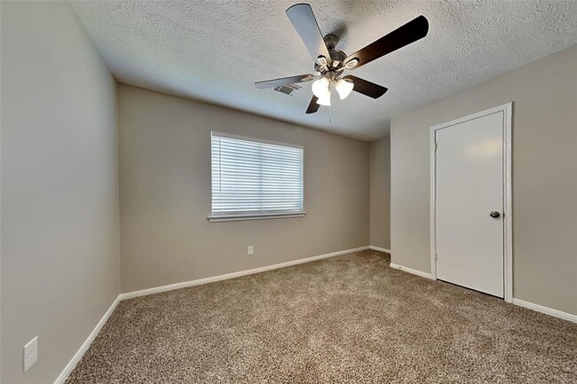 Building Photo - 8303 Holmwood Dr