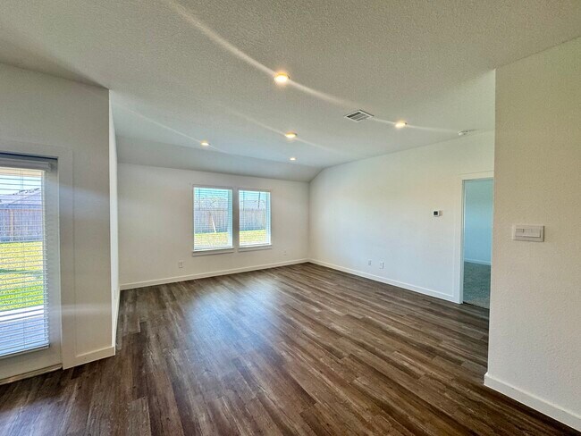 Building Photo - 1102 Rayburn Dr