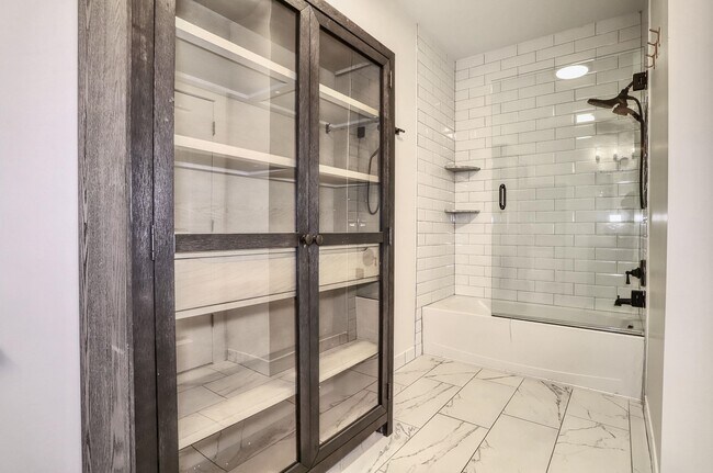 Building Photo - 1901 Summit Ave