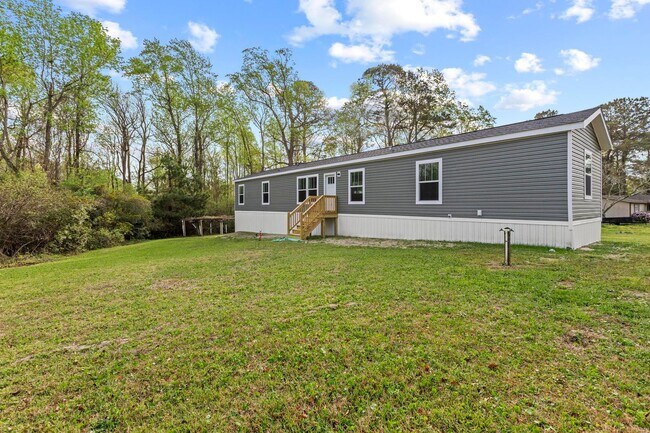 Building Photo - Like New Manufactured Home Available in Hampstead!