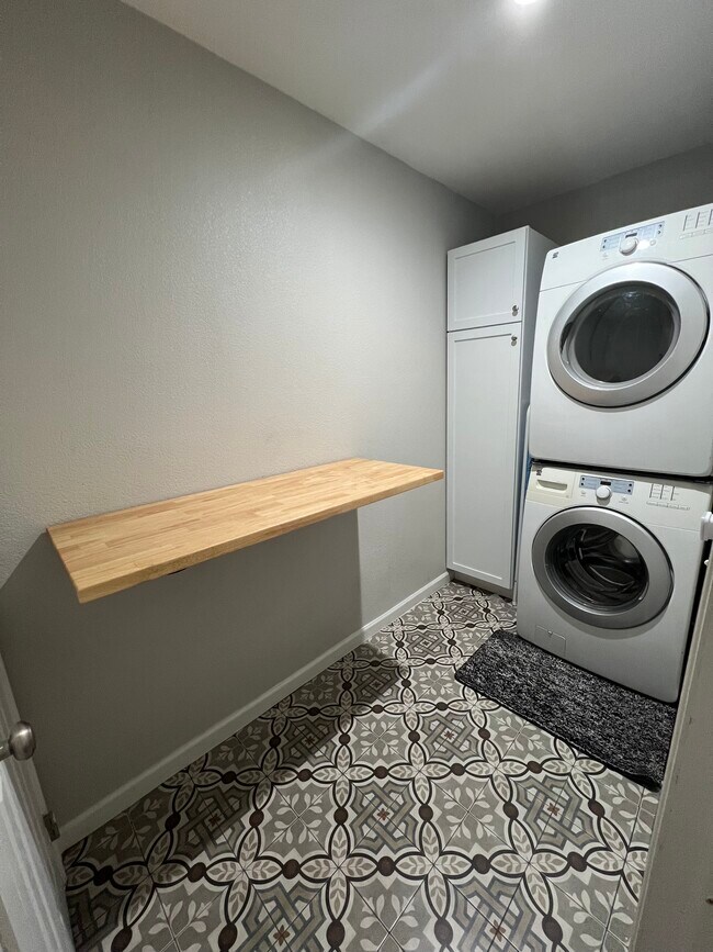 Building Photo - 713 S Lakewood Ave