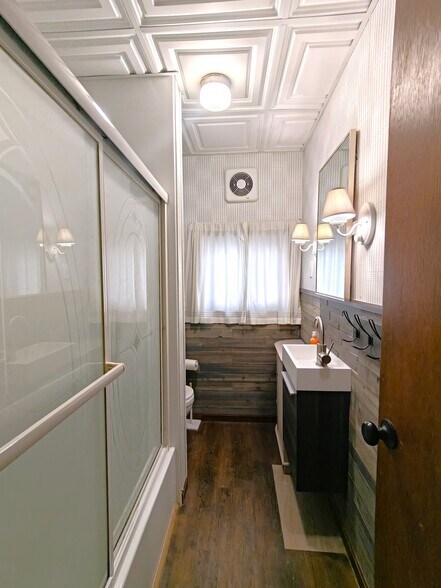 UPSTAIRS BATHROOM2 - 1011 E Grand Ave