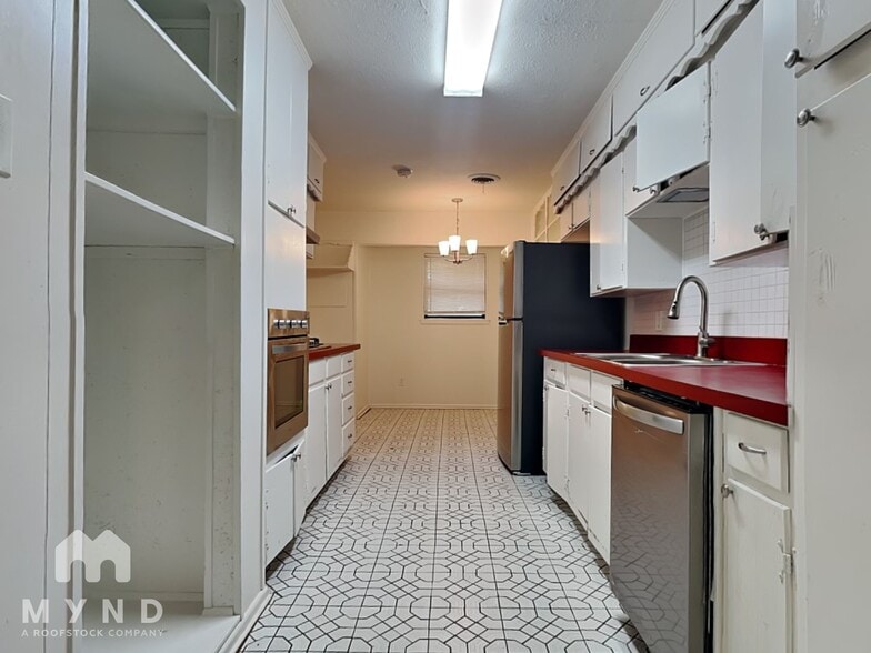 Building Photo - 605 Thompson Dr