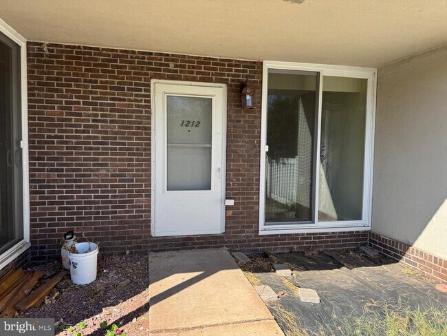 Building Photo - 1212 Forest Ln