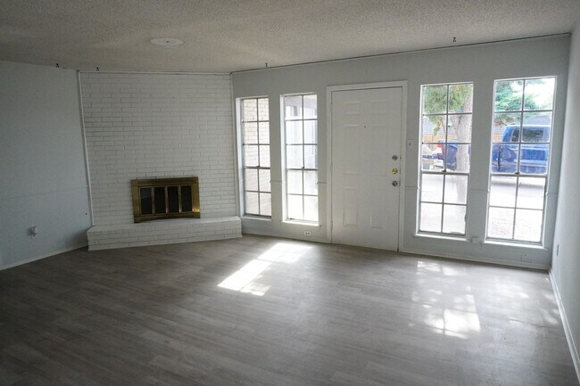 Building Photo - Beautiful Remodeled Duplex with 3 bed-1.5 bath in 79912