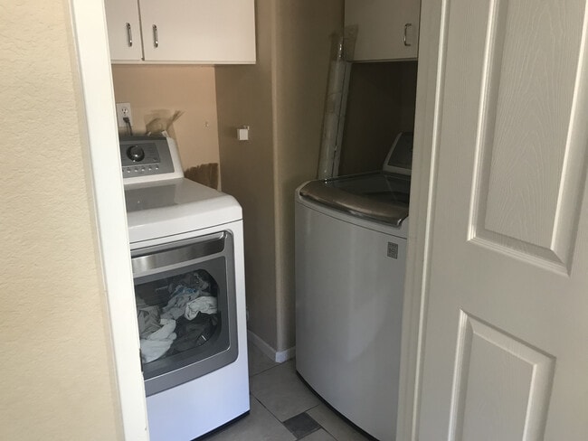 Building Photo - 3 Bedroom Home in a Great Location of Oceanside!