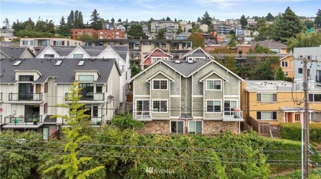 Building Photo - East Lake Town House