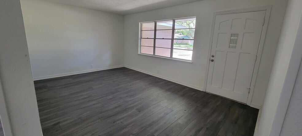 Front Sunroom - 1820 Sunset Ave