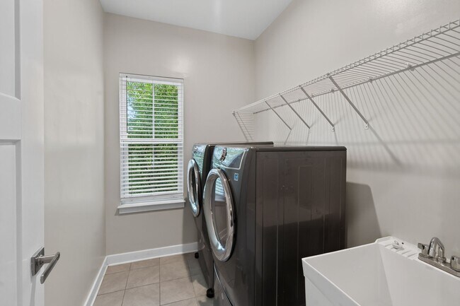 Building Photo - 949 Centurion Cir