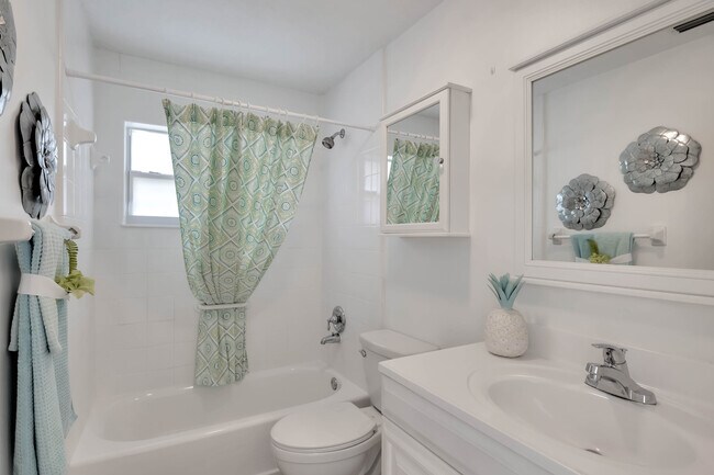 Building Photo - 539 W Osceola St