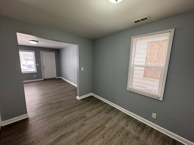 Building Photo - 1129-1131 S Sheffield Avenue