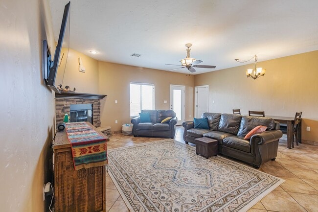 Building Photo - Beautiful 3 Bed 2 Bath Home