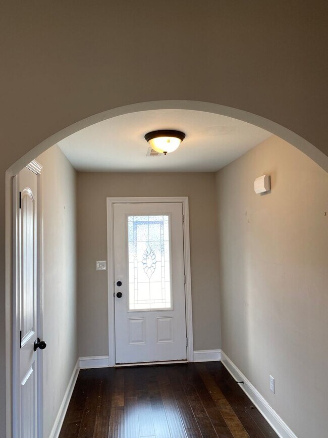 Building Photo - Beautiful 3 bed 2 bath home with Bonus room! Close to shopping and Ft. Campbell.