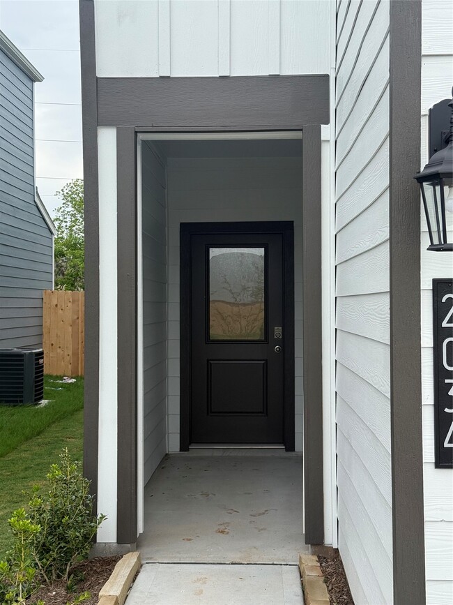 Building Photo - 2034 Olivos St