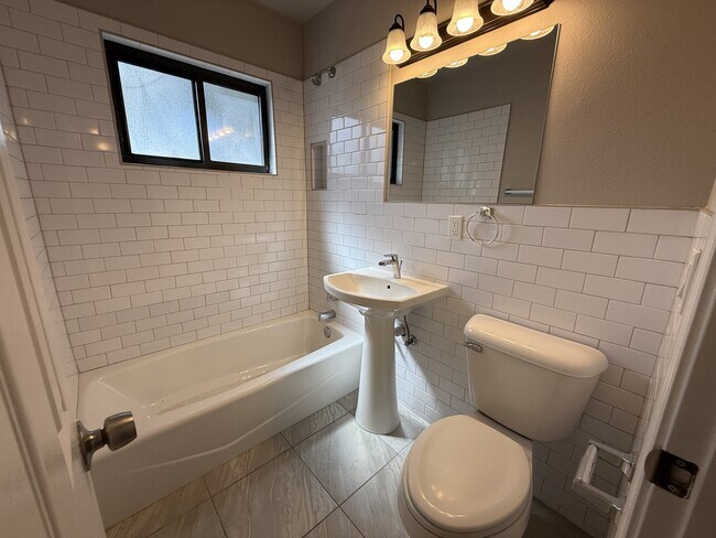 Building Photo - 2729 Bel Air Dr NE
