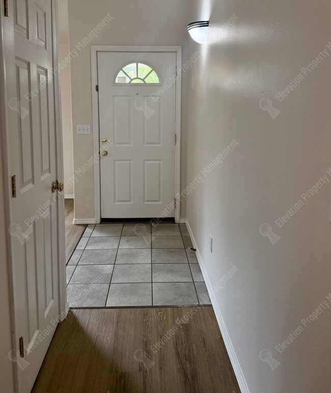 Building Photo - Single Level 3 BR in NE Bend with huge fenced yard!