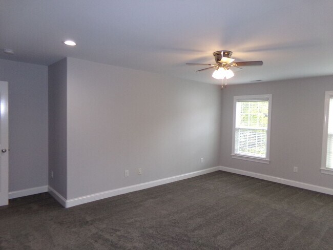 Building Photo - Beautiful Home in Indian Hills