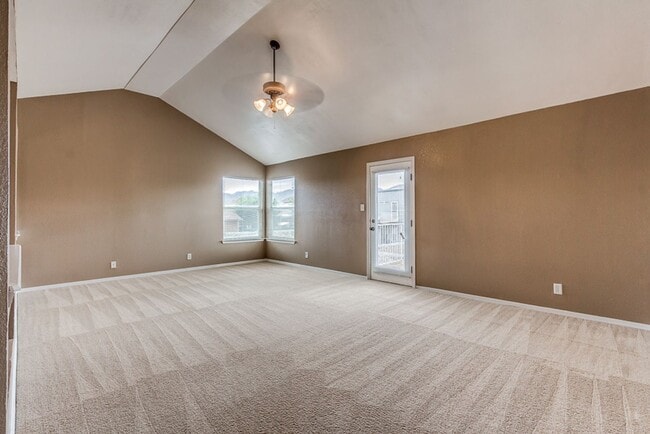 Building Photo - Charming 3-bedroom, 2.5-bathroom Home loca...