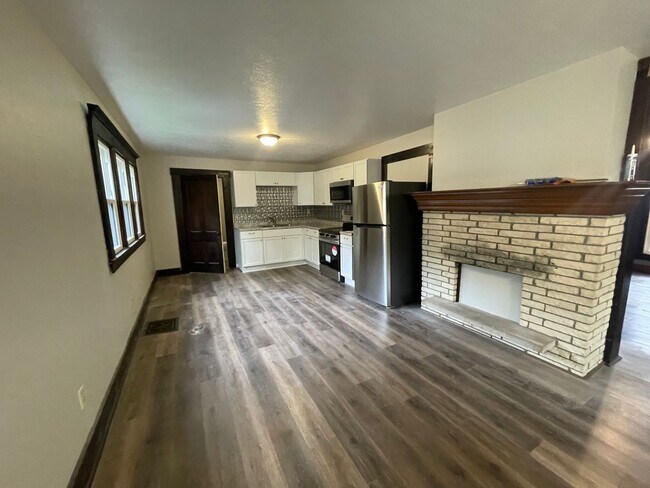 Building Photo - 912 W Pike-BIRDIES&amp;BOGEYS